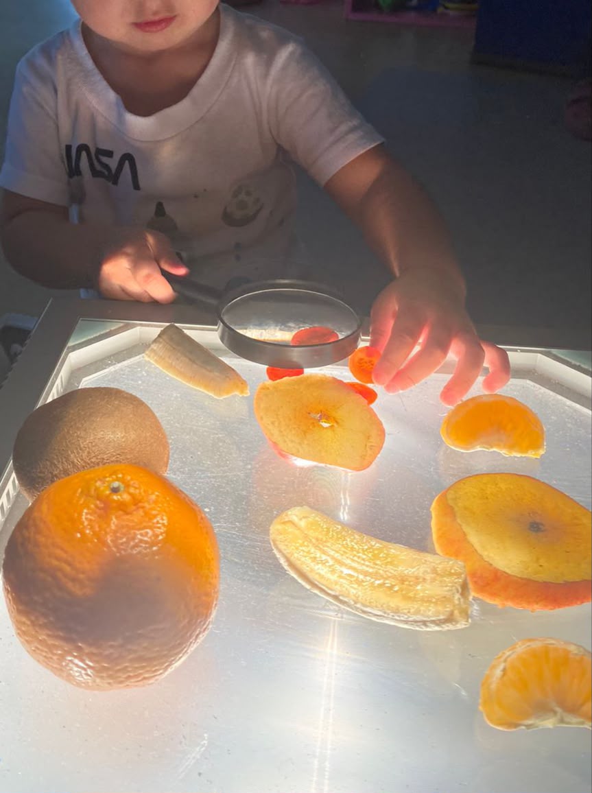 Crianças participando de vivência prática